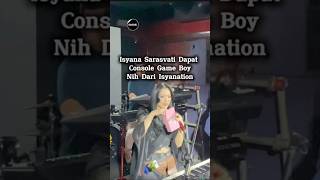 Momen Isyana Sarasvati dapat hadiah Console Game Boy dari Isyanation