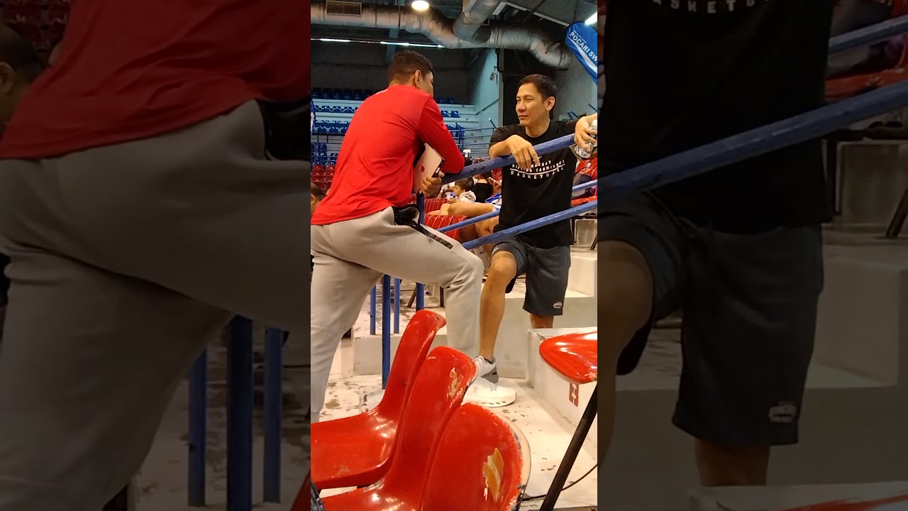 Ginebra deputy Olsen Racela shares notes with new Phoenix coach Willy Wilson