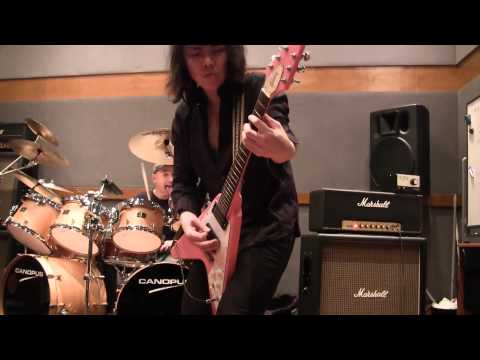 Lights Out Performed by 宇宙征服