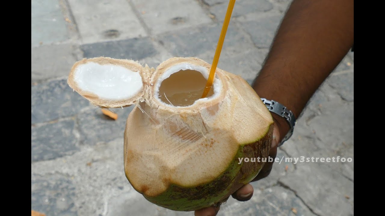 Coconut Slicing | HEALTHY STREET FOODS IN MUMBAI | Chhatrapati Shivaji Terminus | 4K VIDEO