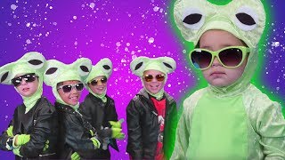 5 Little Speckled Frogs Rock Playhouse