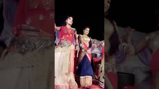 Cute Dancers.......middle Wali Ne To Jan Le Li