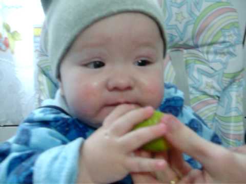 Criança chupando limão sem careta