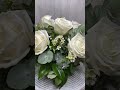 Композиция на стол гостей из белых роз и эвкалипта