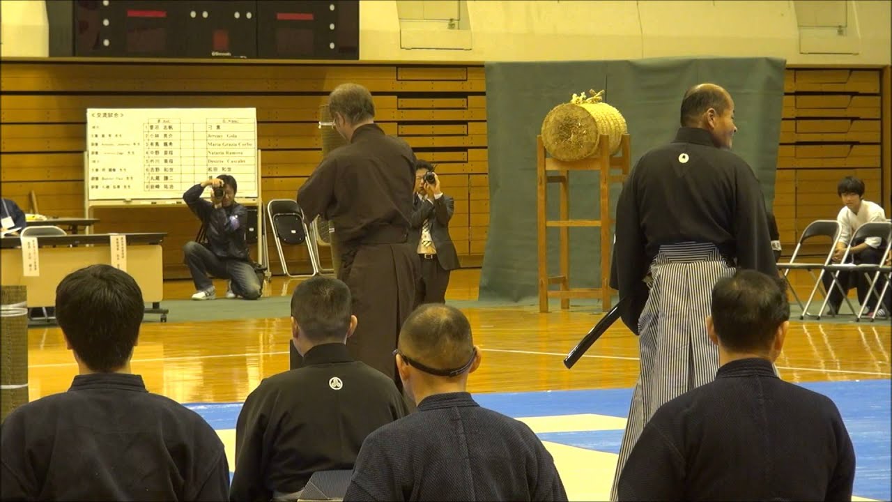 真剣試し切り/Trial cutting with Japanese real sword 진검베기 - YouTube