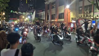 Konvoi Pesilat Melintas di Jalan Tunjungan Surabaya pada Malam Suro