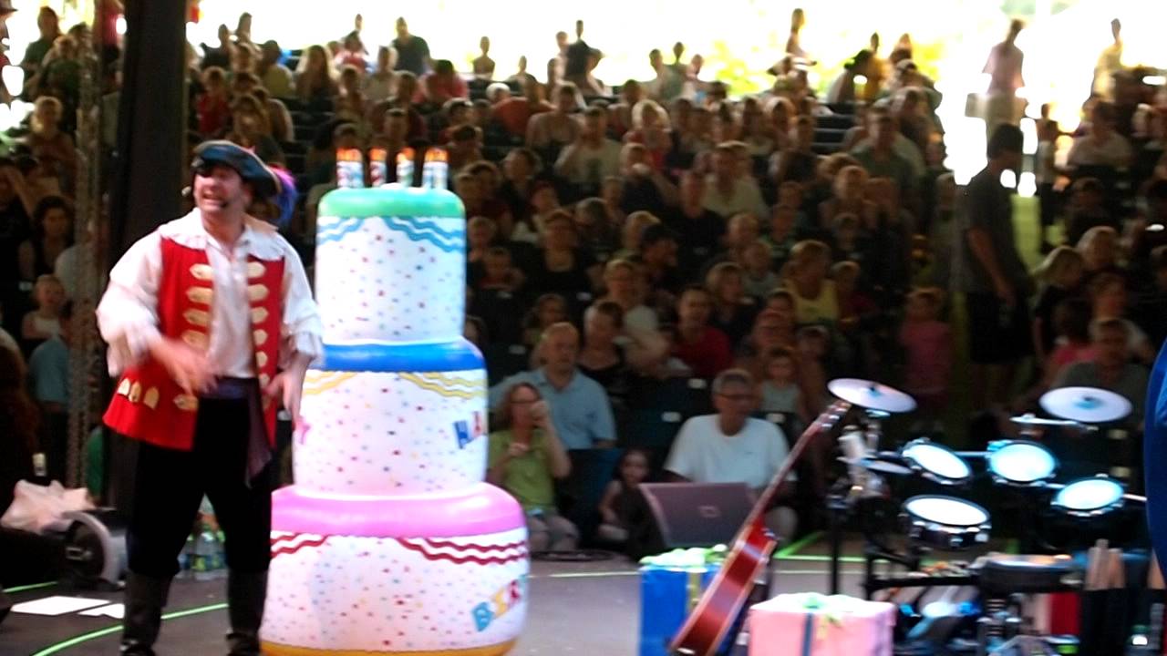 The Wiggles Live - Paul McCartney hiding in the birthday cake