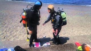 カップルでライセンス取得 ダイビング前にバディで器材の確認 With山口