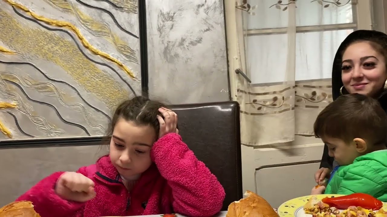 PAMELA REVOLTATĂ PE SOCRI IEI 