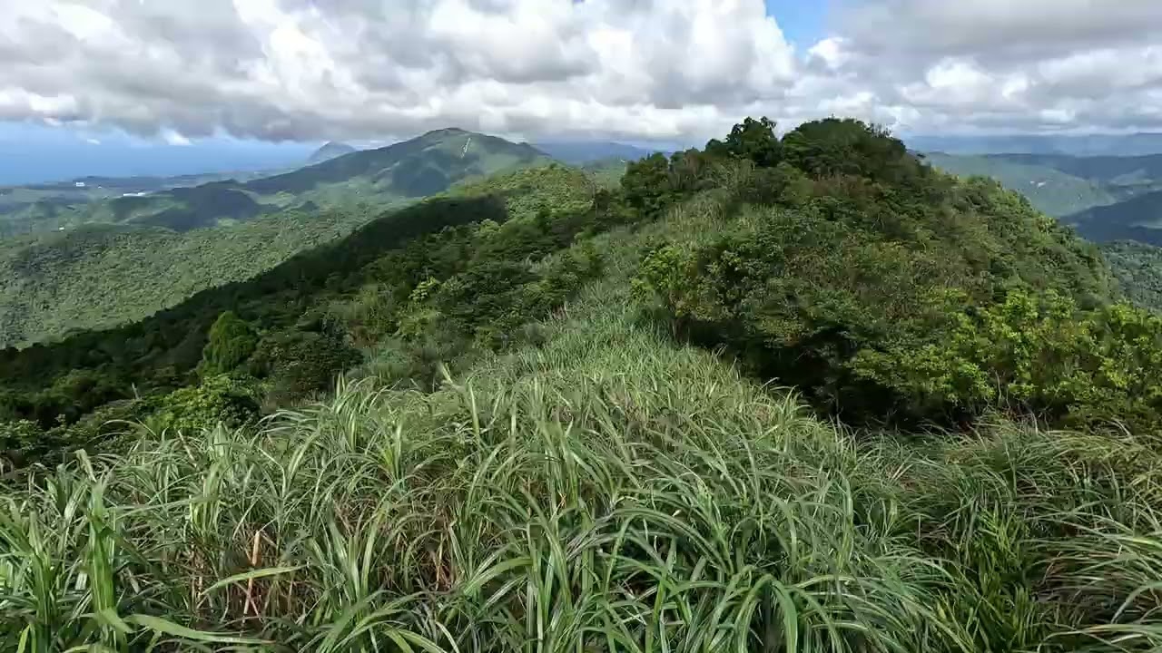 山頂展望~藍天白雲青山~基隆姜子寮山。泰安瀑布