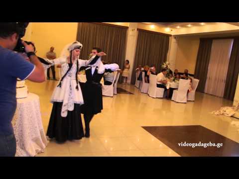ანსამბლი \'ივერიელის\' სოლისტების ცეკვა ქართული ქორწილში