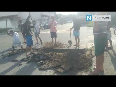 Moradores do Bairro Interlagos quebram asfalto em protesto contra alagamentos