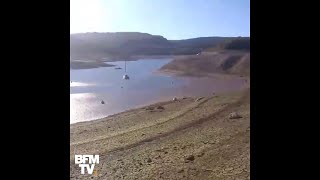 Il traverse ce lac à pied parce qu’il n’y a plus d’eau