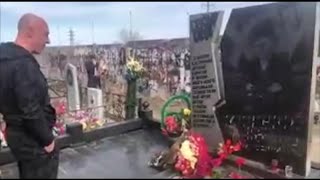 Денис Майданов на могиле у Хоя.