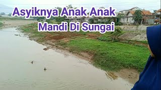 Asyiknya Anak Anak Mandi di Sungai