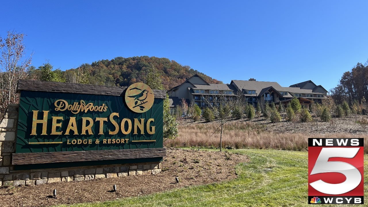 dolly-parton-sings-heartsong-at-the-new-dollywood-heartsong-lodge