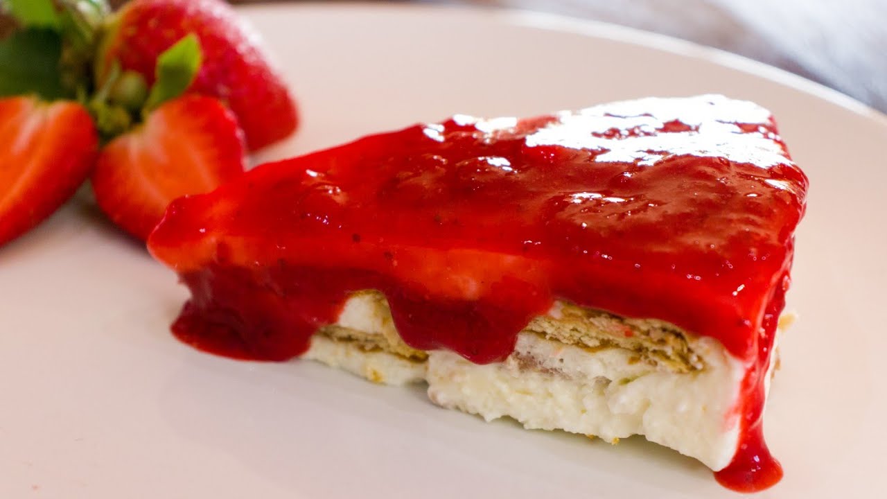 Semifrio de Iogurte e Bolacha com Cobertura de Morango