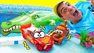 Il coccodrillo gonfiabile attacca macchine in piscina! Giochi con Saetta McQueen giocattolo