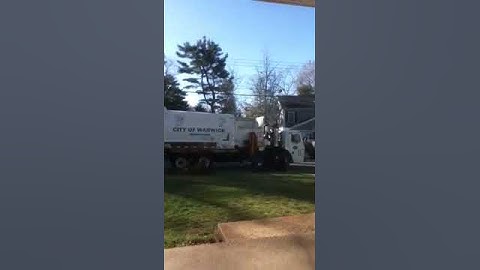 Labrie Automizer picking up bottles and cans