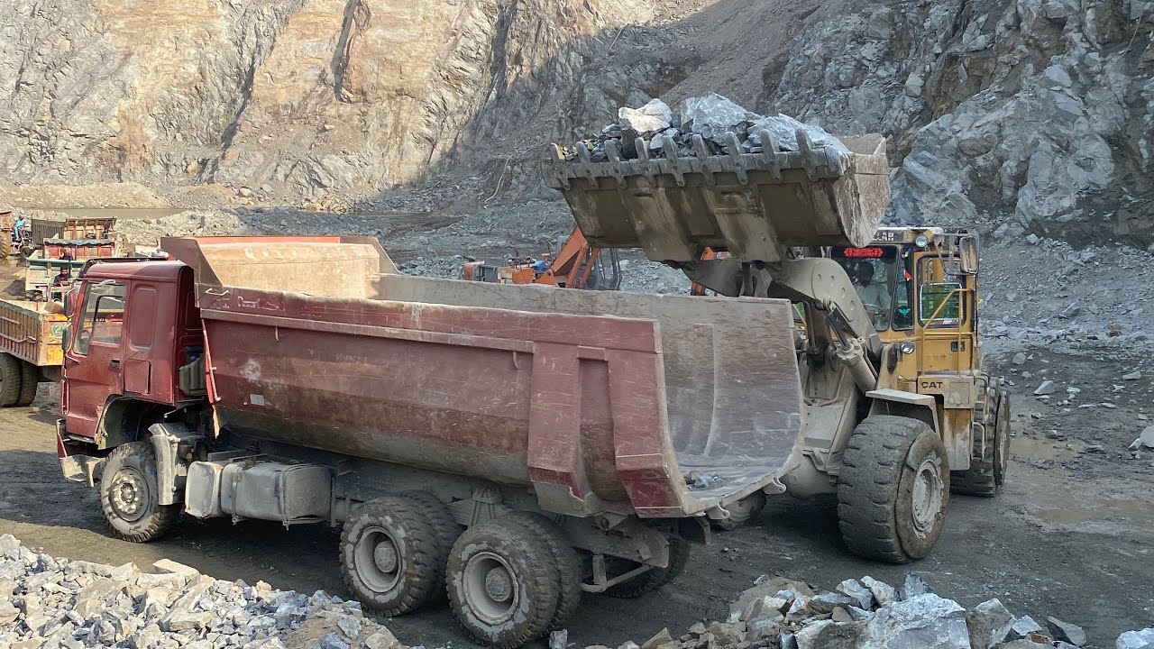 🚜Massive Rock Loading Operation – How Gigantic Boulders Are Moved – Extreme Stone Loading!🚜