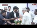 ஆளுநரின் கையை பிடித்து நன்றி தெரிவித்த தற்காலிக சபாநாயகர்.. சிரித்த முதல்வர் விஜய்..!