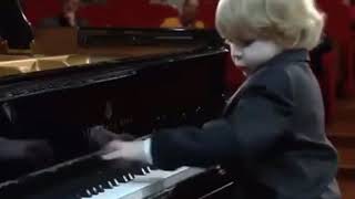 #kamuflajrengi #piano #childpiano #6years 6 yaşında piyano çalan çocuk Resimi