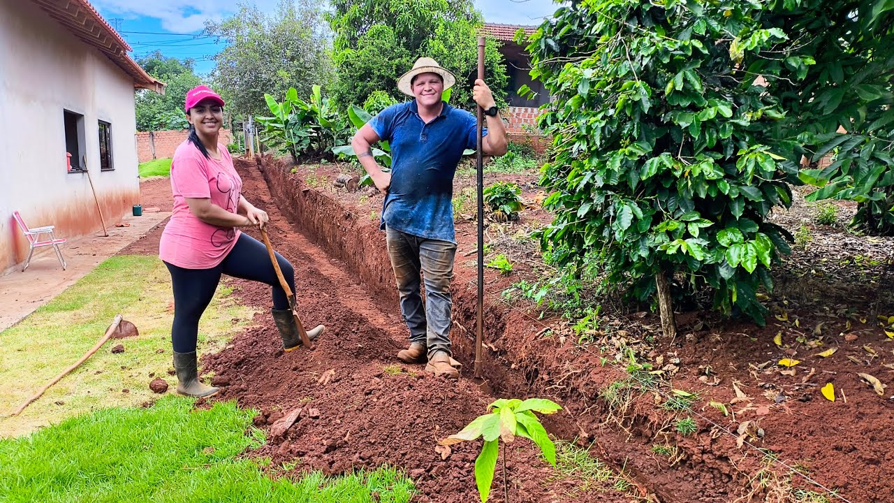CONCLUÍMOS A VALETA PARA COMEÇAR O MURO DE ARRIMO. MUITO TRABALHO MAIS GRATOS! chácara/construção