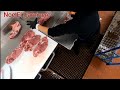 cortando bistec de paleta o espaldilla de res en la maquina de cinta/sierra