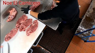 cortando bistec de paleta o espaldilla de res en la maquina de cinta/sierra