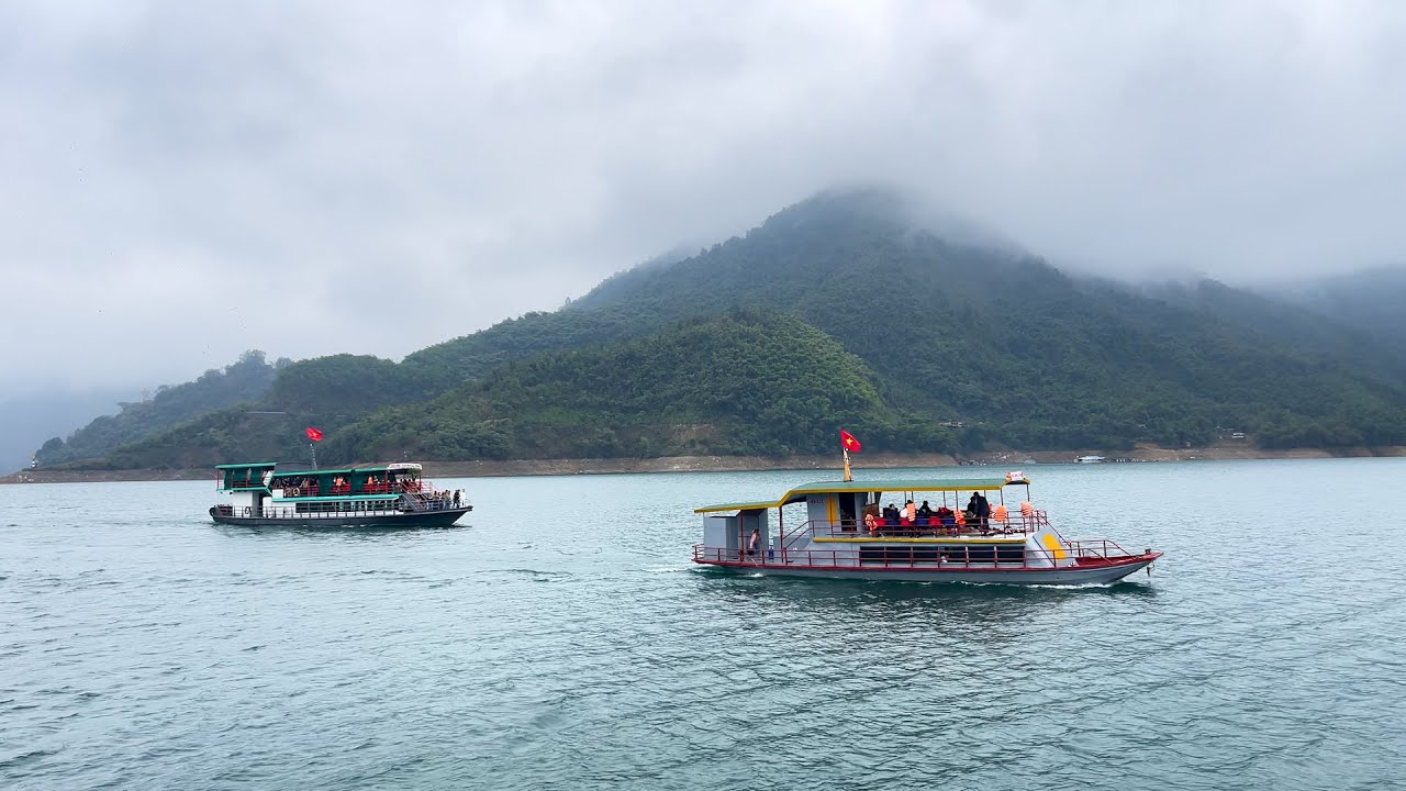 Du Xuân Đền Thác Bờ tỉnh Hoà Bình, đẹp như Vịnh Hạ Long trên cạn