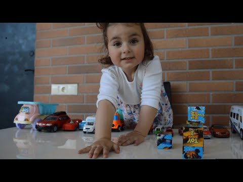 მარია თამაშობს მანქანებით, როგორ წაიქცა კუბიკები?