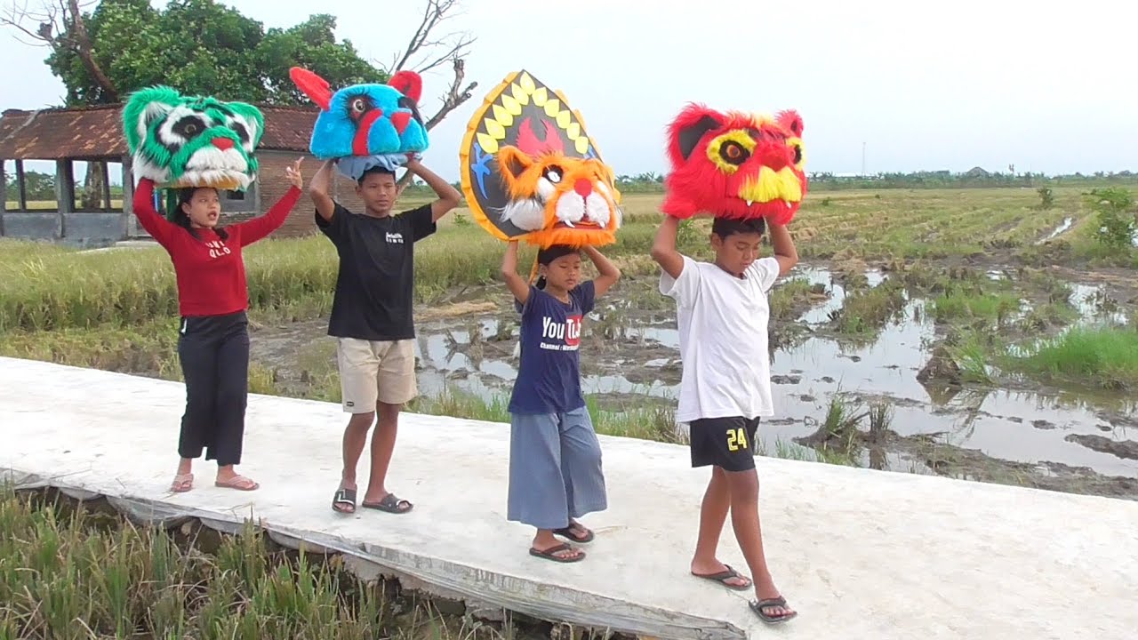 Main Barongan warna warni disawah