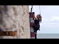 Här klättrar Jonna Lundell på utsidan av Fort Boyard  - Fångarna på fortet (TV4)