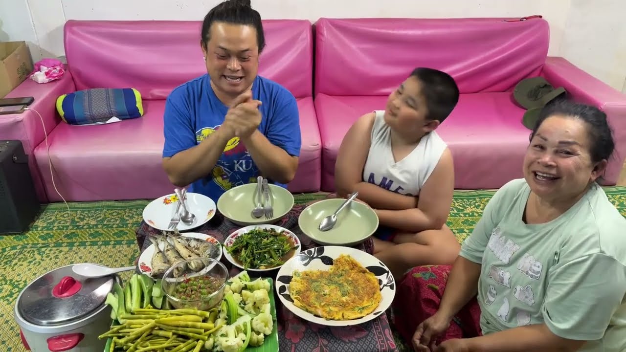 น้ำพริกกระปิปลาทูทอดไข่เจียวชะอม เมนูที่อร่อยและลงตัวสุดๆมีขาวสวยร้อนๆเข้ากันสุดๆ