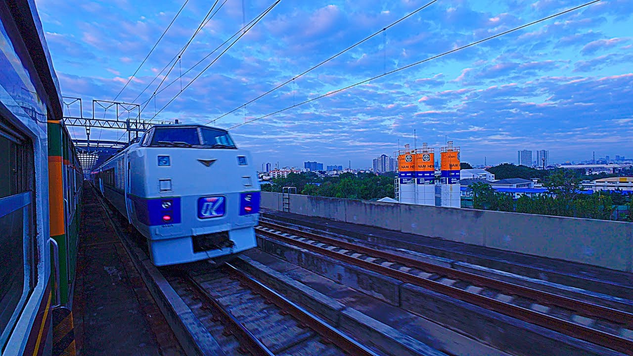 Поездка на утреннем поезде до станции Хуа Ламфонг в Таиланде