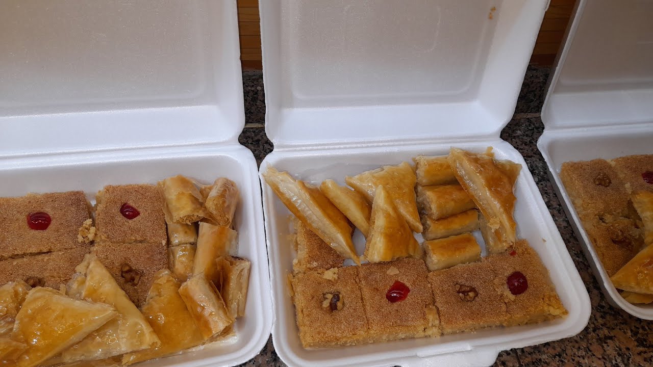 حلويات شرقيه مشكله 👌#حلويات_رمضان 👍البسبوسه المكرمله بالسمن البلدى وجلاش بطرقتين مختلفين 👍سعر البيع 