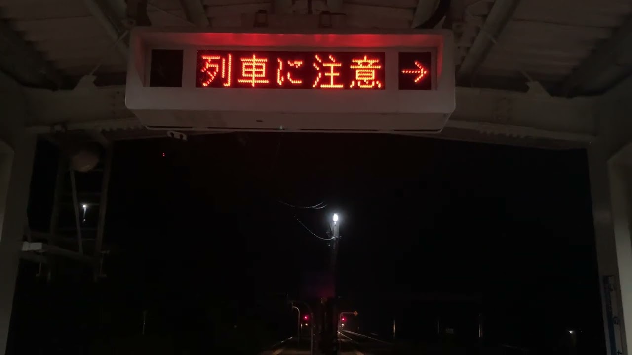 【高山本線】夜の駅に響く接近メロディー「線路は続くよどこまでも」猪谷駅にて