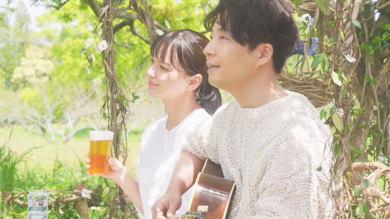 星野源、楽曲「不思議」弾き語りアレンジ披露　多部未華子は歌声ににっこり　「淡麗グリーンラベル」新CM「GREEN JUKEBOX 居篇」