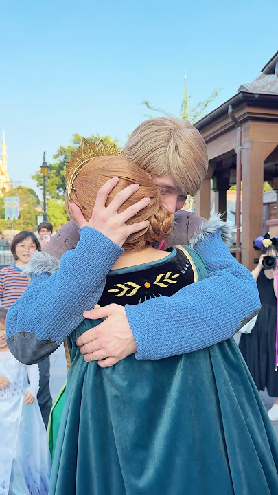 Anna trying to surprise Kristoff is the cutest thing ever #truelove #disneyland #frozen