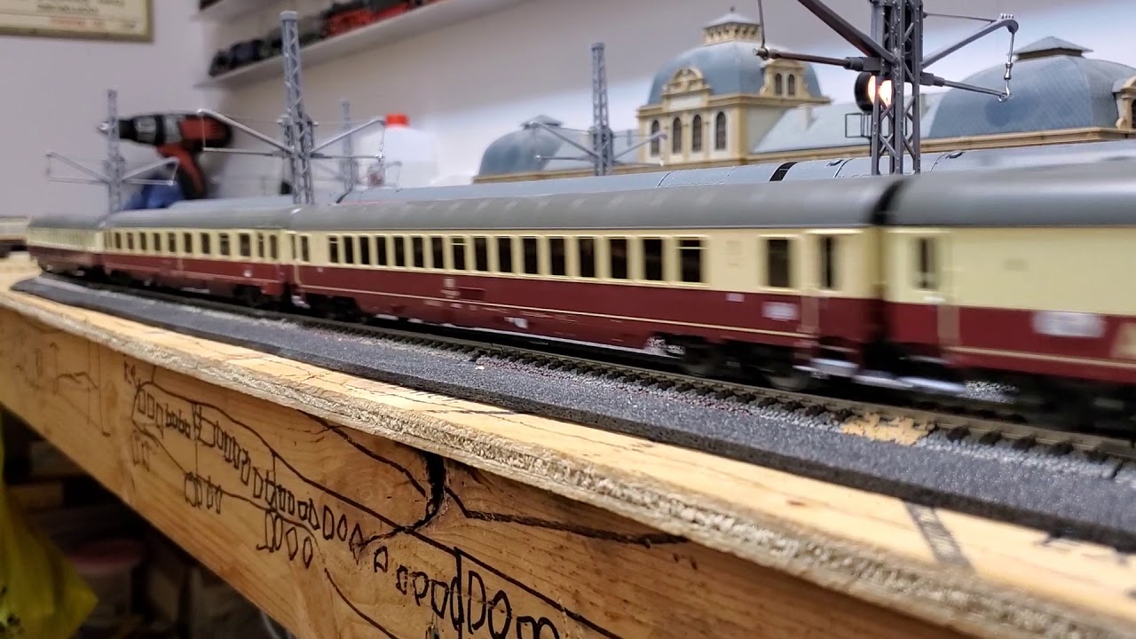 Modelleisenbahn / Model train H0 Alpen-See-Express with Trix Class E103