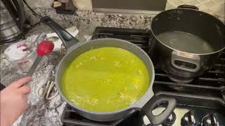 Pollo en salsa verde con chiles poblano y jalapeño súper delicioso.