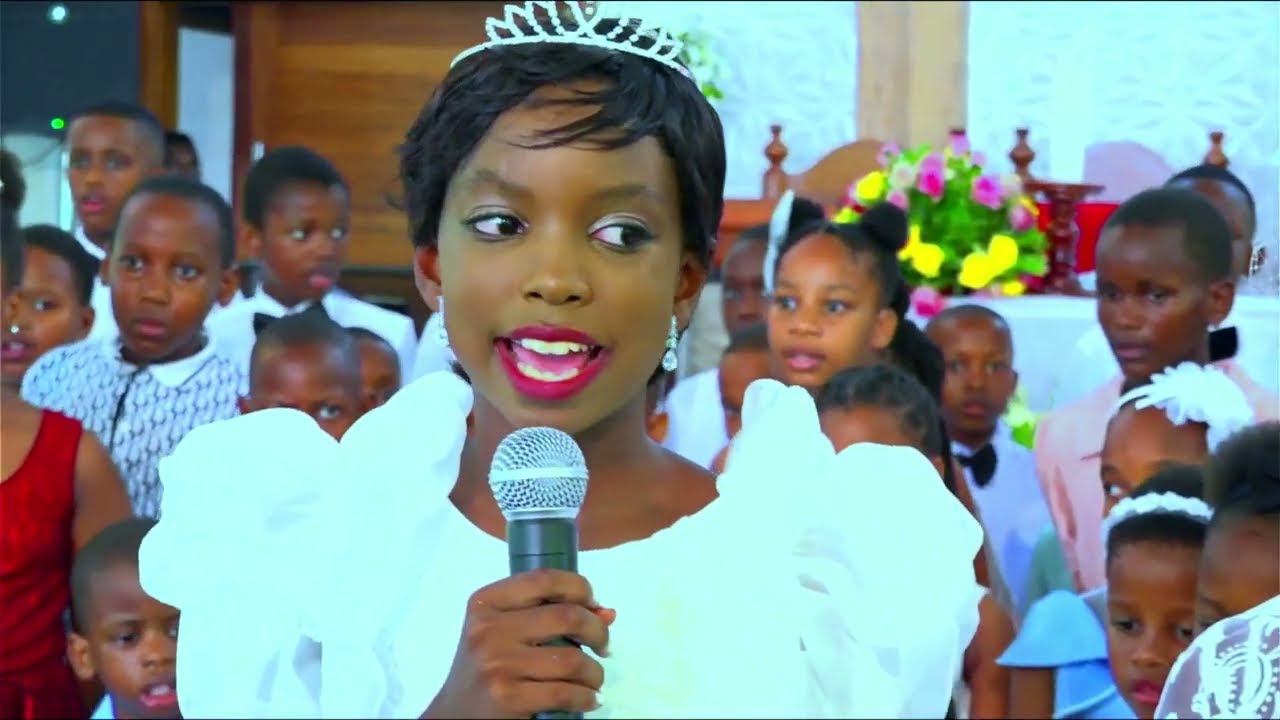 HIVI NDIYO WATOTO WA KIPAIMARA NA WATOTO WA SHULE YA JUMAPILI  CCT WALIVYOIMBA VIZURI. 10.12.2023.