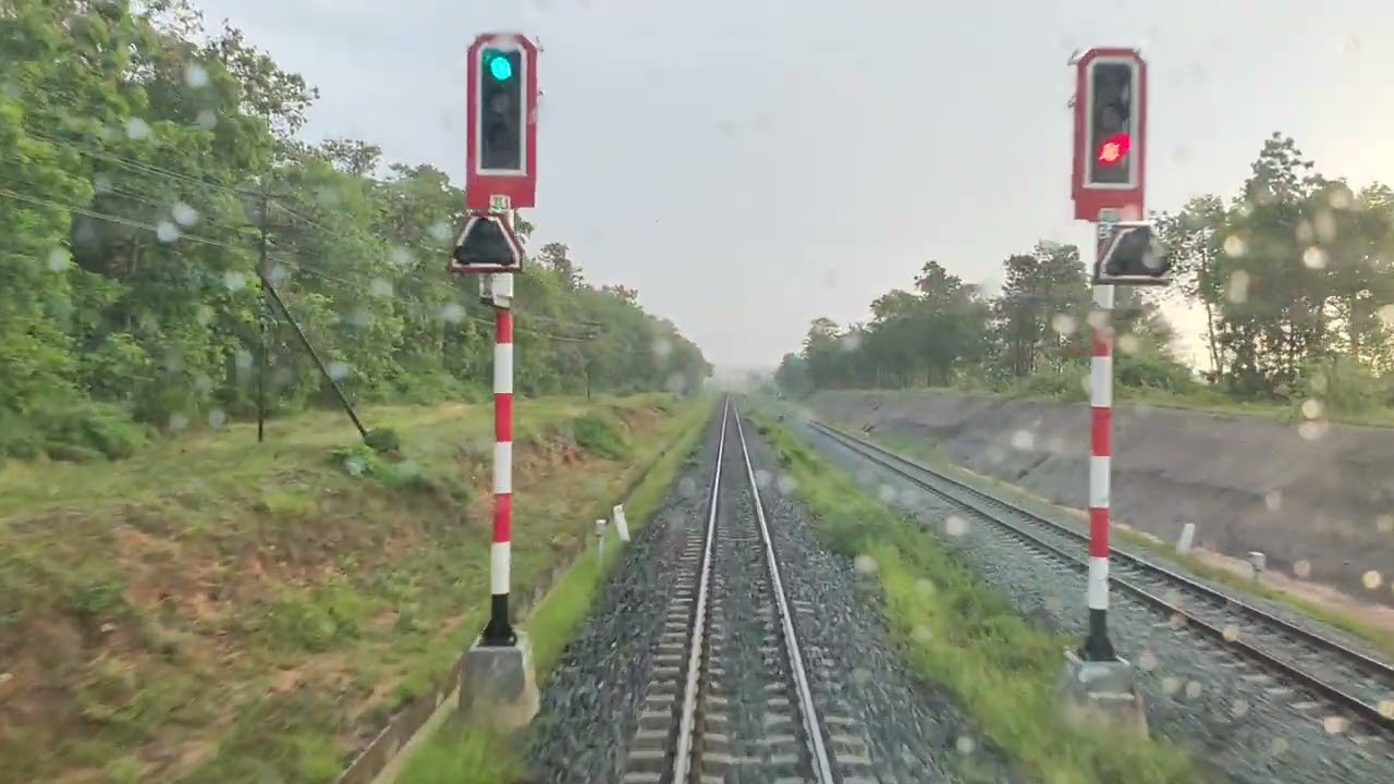 ขบวนรถสินค้าที่555 ชุมทางบัวใหญ่-ขอนแก่น ในวันฝนพรำ