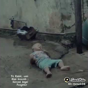 Anak keci main hujan-hujanan semoga Ade sehat selalu amin#shorts #lucu #sedih