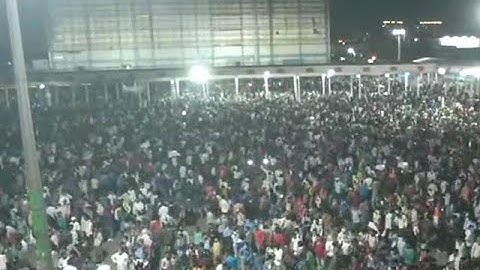 India lockdown: Migrant workers crowd Delhi