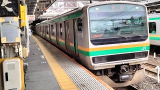 E231系1000番台U501編成(ローレル賞受賞プレート取り付け・トップナンバー)が回送電車として長い警笛を鳴らして大宮駅9番線を発車するシーン(回2531M)