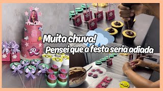 Kit festa EMILLY VICK! Bolo 2 andares ganache, cupcakes, pirulitos,bolo no palito e trufa/bombom