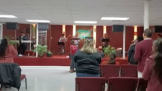 solista Candelaria Florinda los que Esperan en jehova junto con banda universo