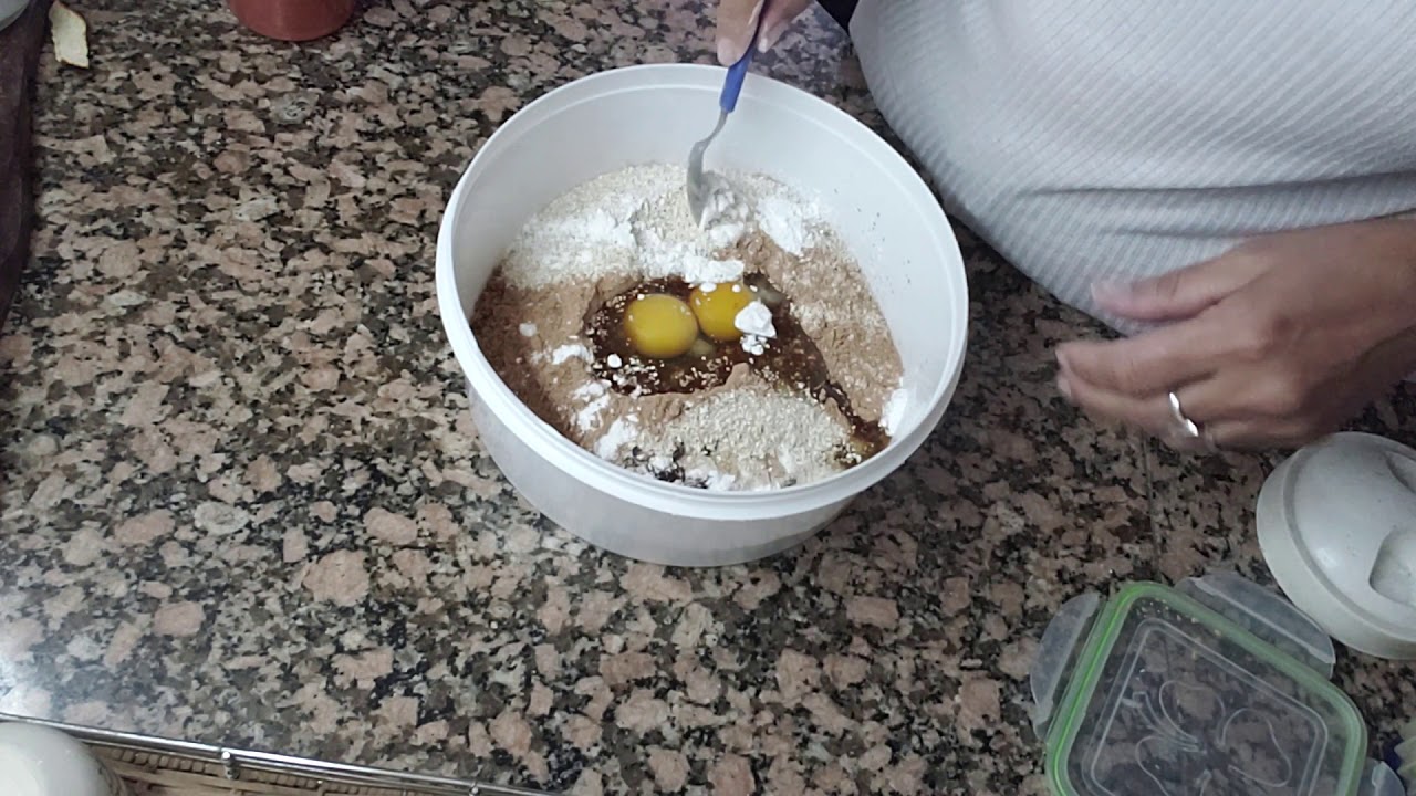 Galletitas de harina de algarroba y otras harinas.