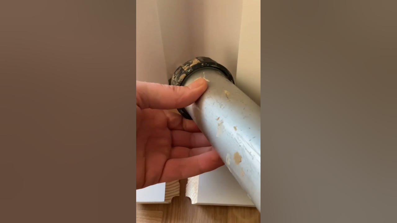 Weiße Fußleisten 60 mm hoch gerade Kante schneiden und mit Silikon kleben fußleisten 